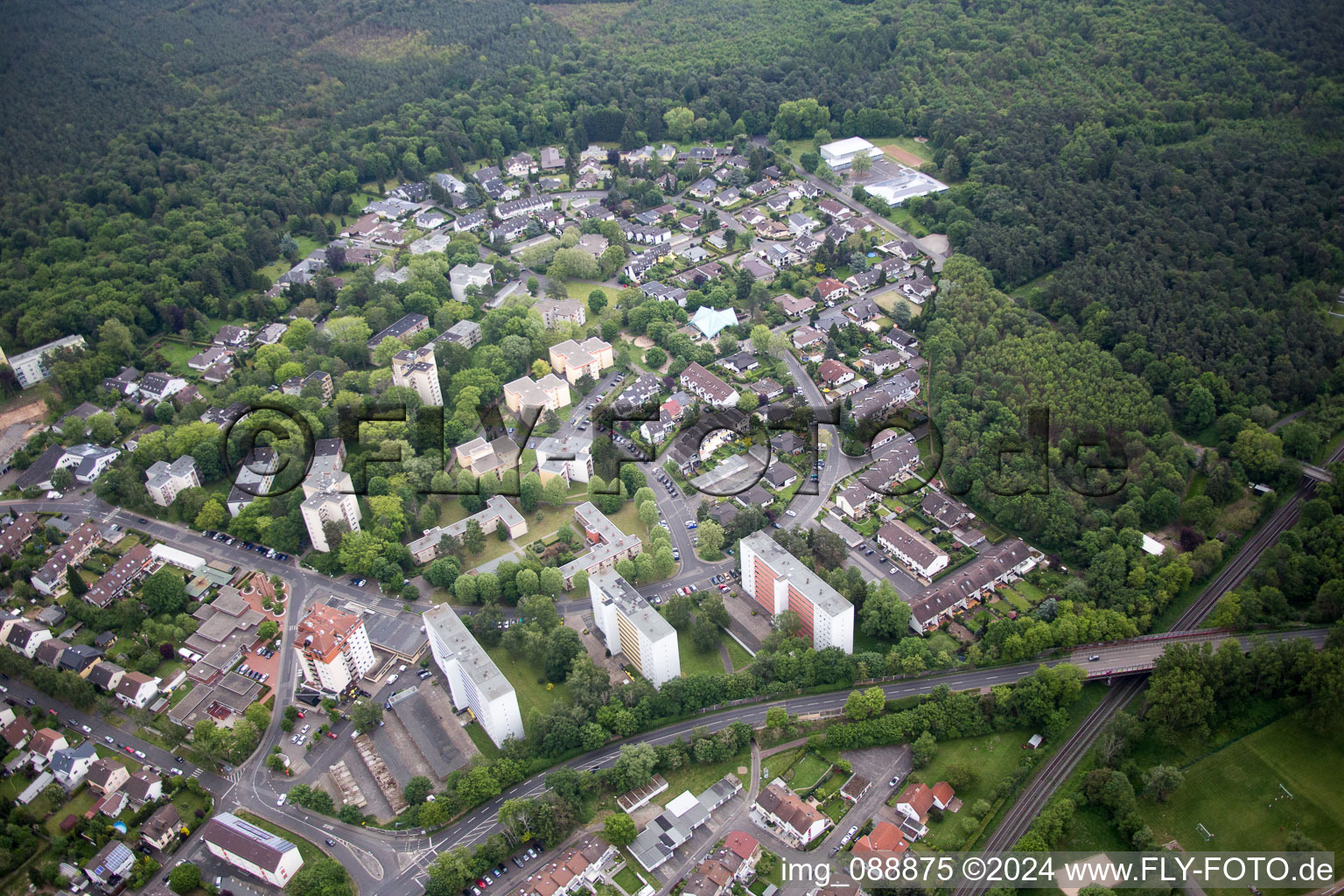 Vue aérienne de Zone de peuplement à le quartier Großauheim in Hanau dans le département Hesse, Allemagne