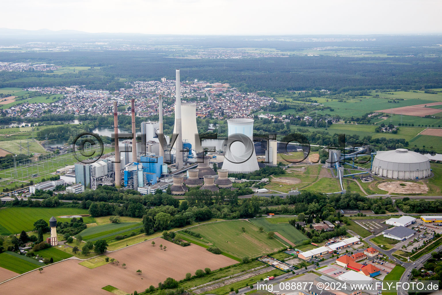 Vue aérienne de Systèmes de centrale électrique et tours d'échappement de la centrale thermique de Staudinger à Großkrotzenburg dans le département Hesse, Allemagne