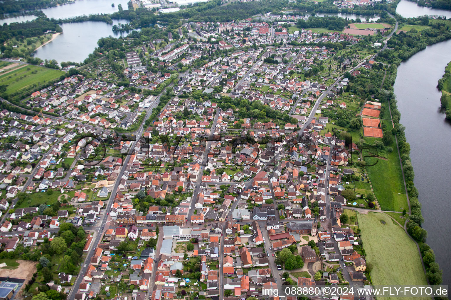 Vue aérienne de Zones riveraines du Main à Großkrotzenburg dans le département Hesse, Allemagne