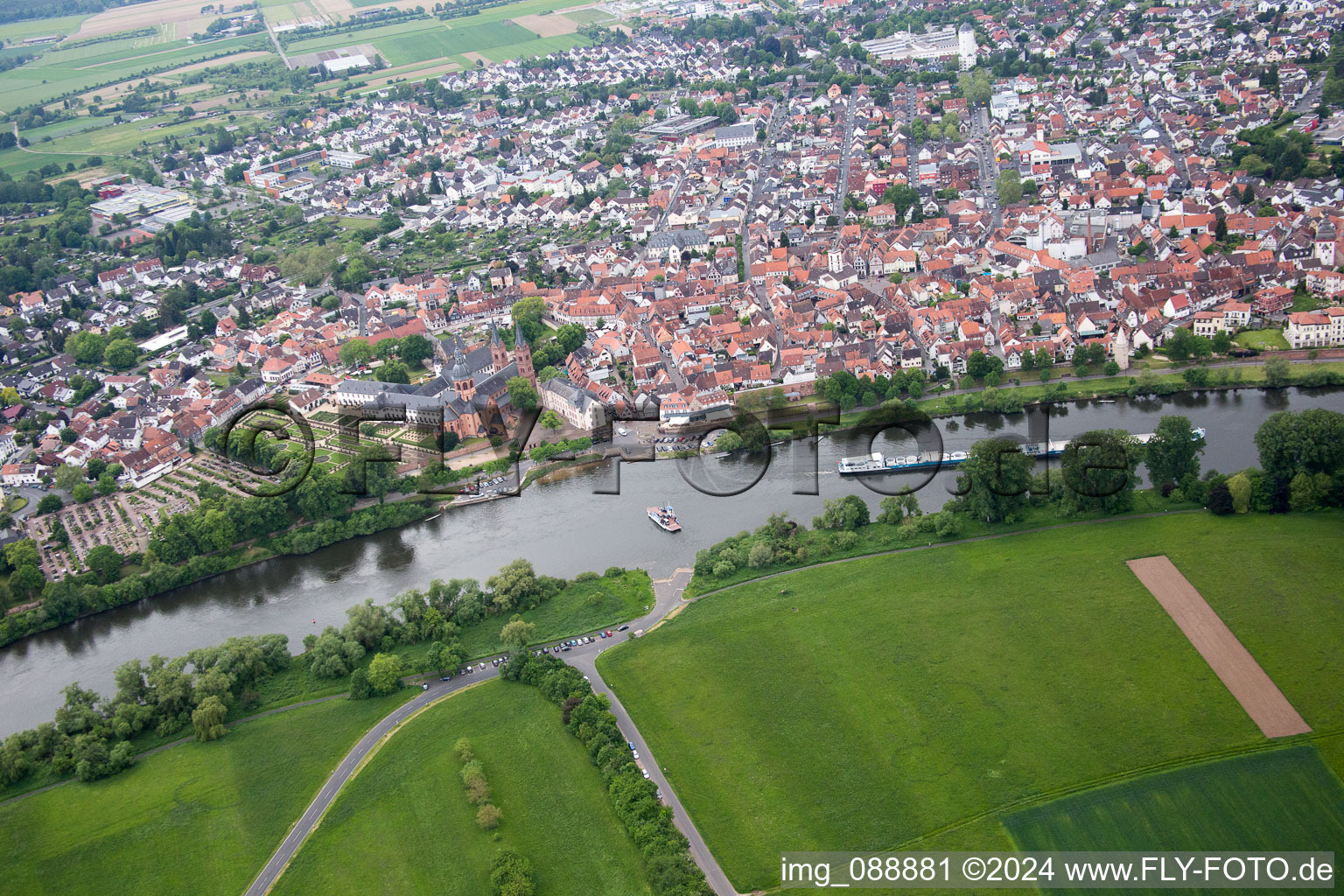 Seligenstadt dans le département Hesse, Allemagne depuis l'avion