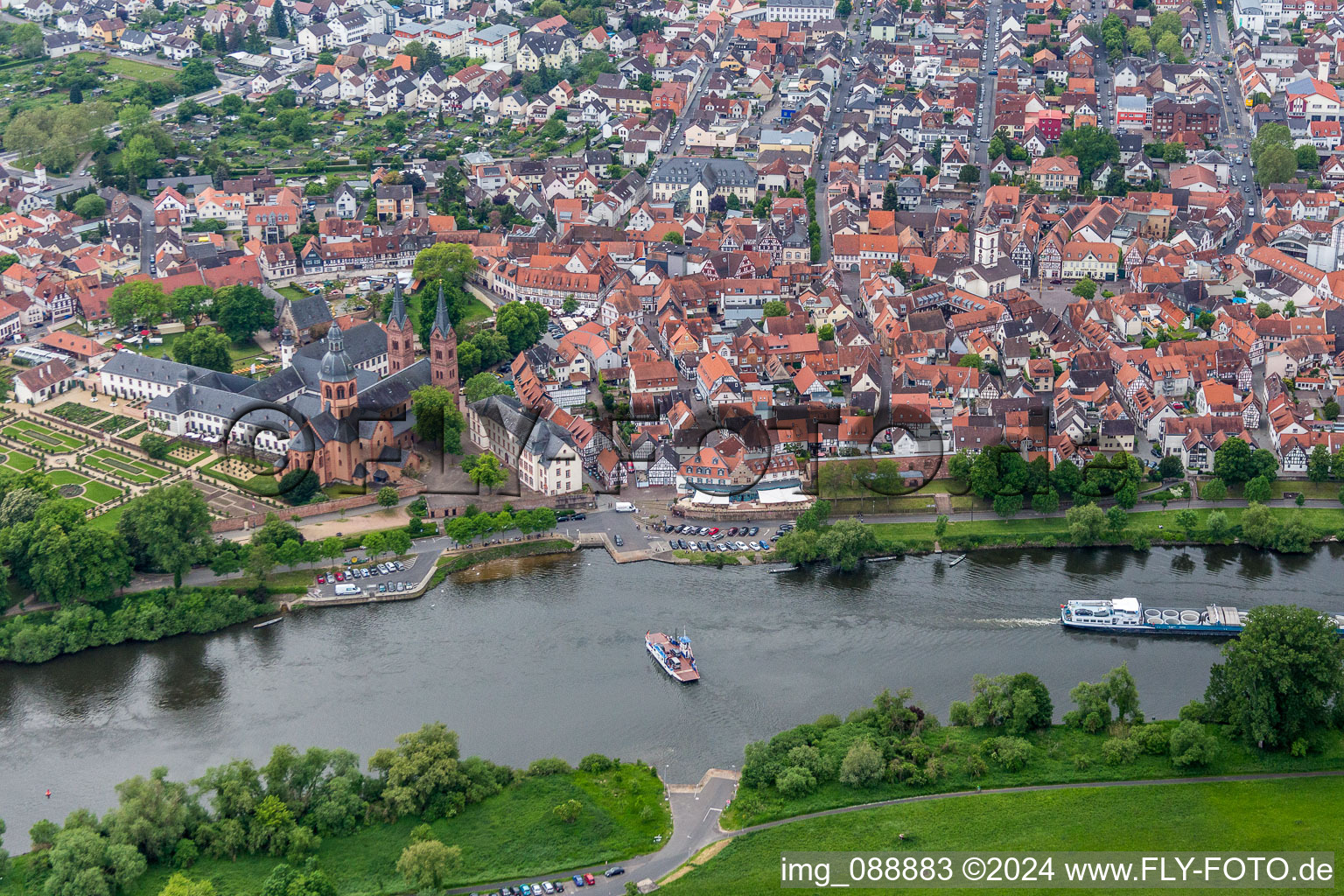 Vue aérienne de Le ferry principal « Stadt Seligenstadt » traverse le Main à Seligenstadt dans le département Hesse, Allemagne