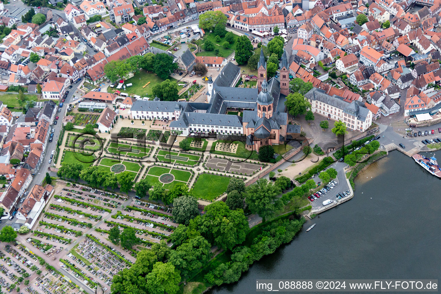 Vue aérienne de Basilique d'Einhard à Seligenstadt dans le département Hesse, Allemagne