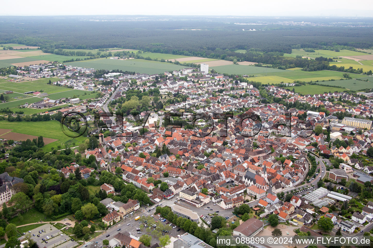 Vue d'oiseau de Babenhausen dans le département Hesse, Allemagne