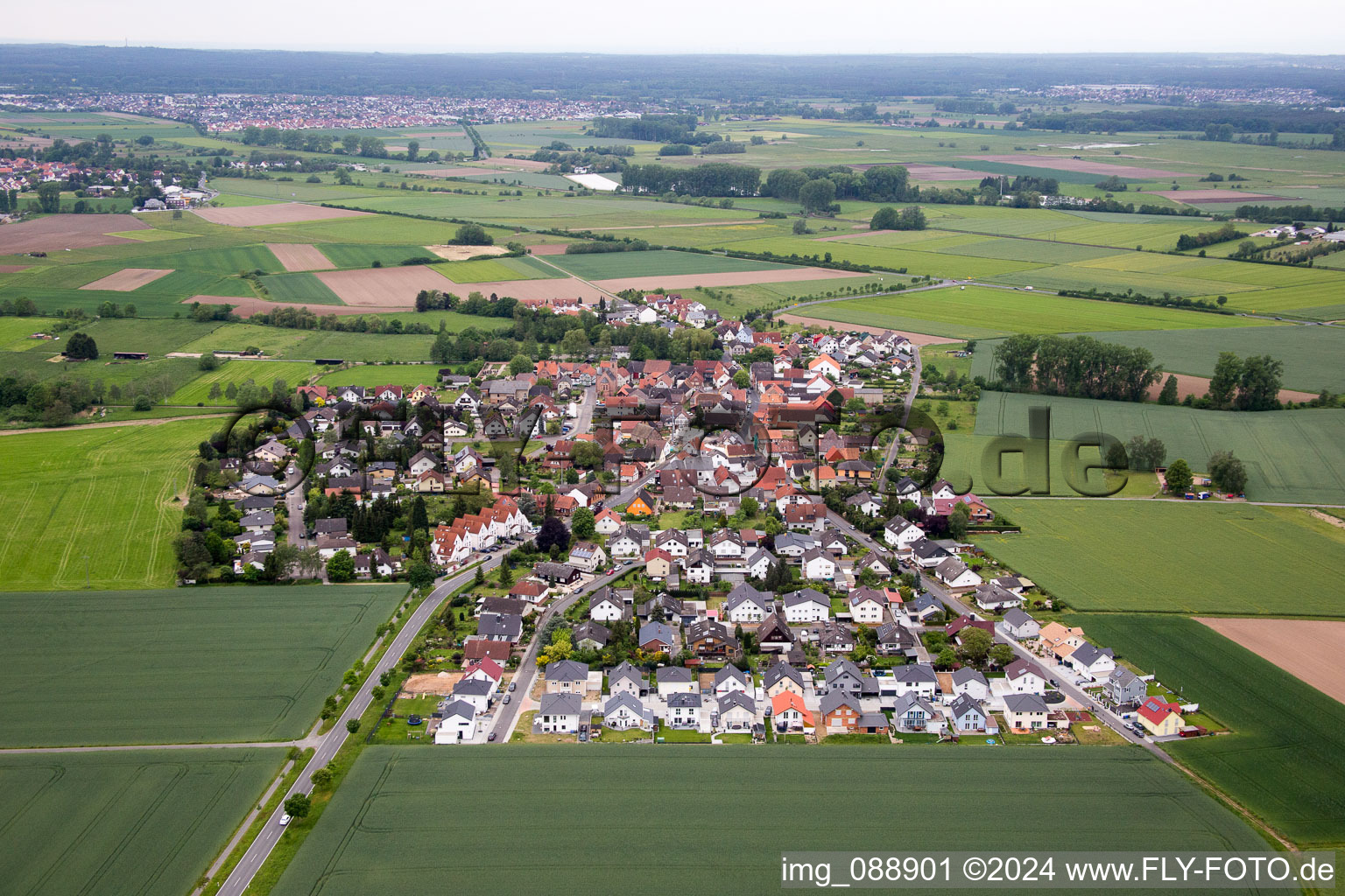 Vue aérienne de Chantiers de construction pour le nouveau quartier résidentiel d'un lotissement de maisons unifamiliales Maire Tempel Straße à le quartier Harpertshausen in Babenhausen dans le département Hesse, Allemagne