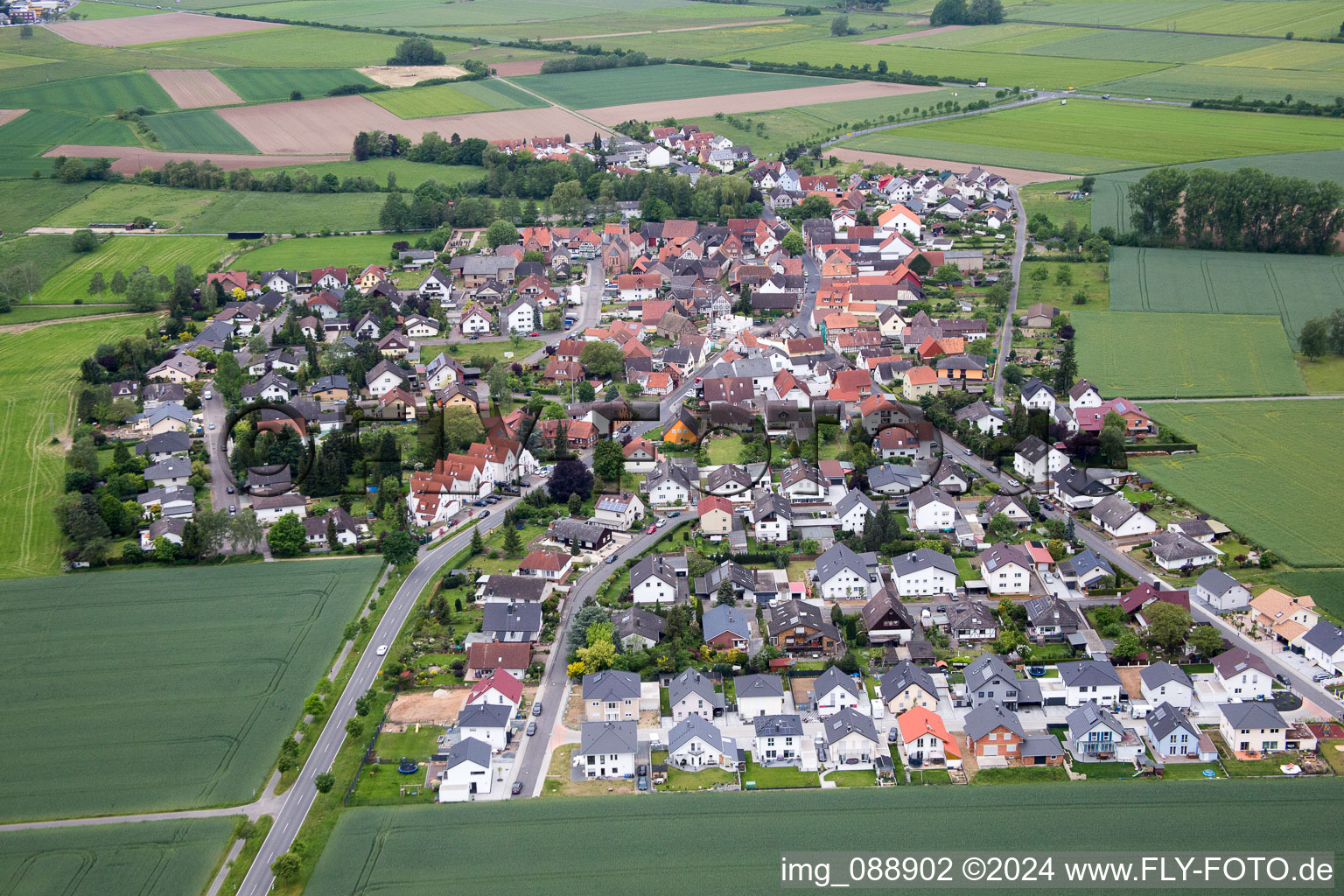 Vue aérienne de Chantiers de construction pour le nouveau quartier résidentiel d'un lotissement de maisons unifamiliales Maire Tempel Straße à le quartier Harpertshausen in Babenhausen dans le département Hesse, Allemagne