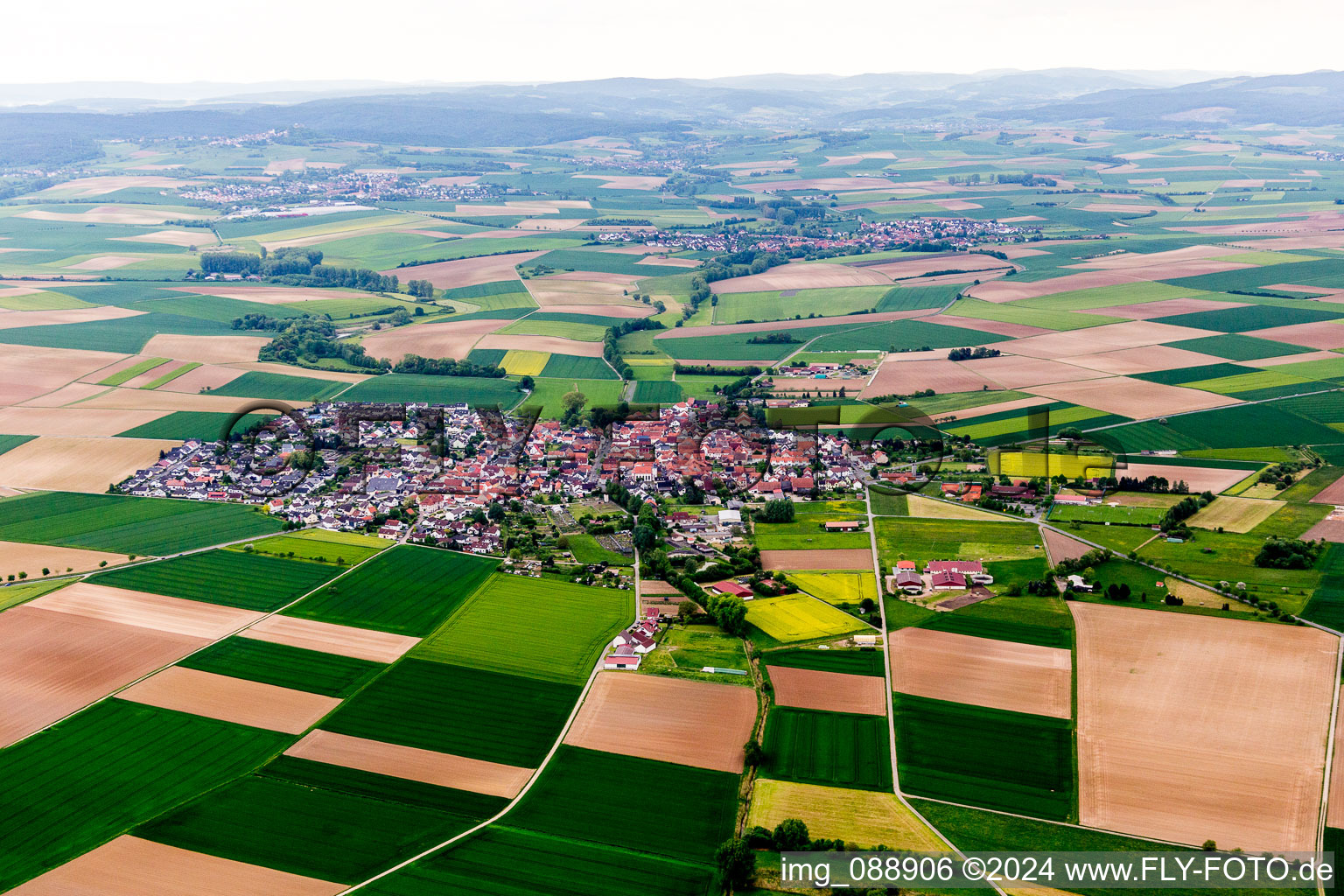 Vue aérienne de Champs agricoles et surfaces utilisables à le quartier Semd in Groß-Umstadt dans le département Hesse, Allemagne