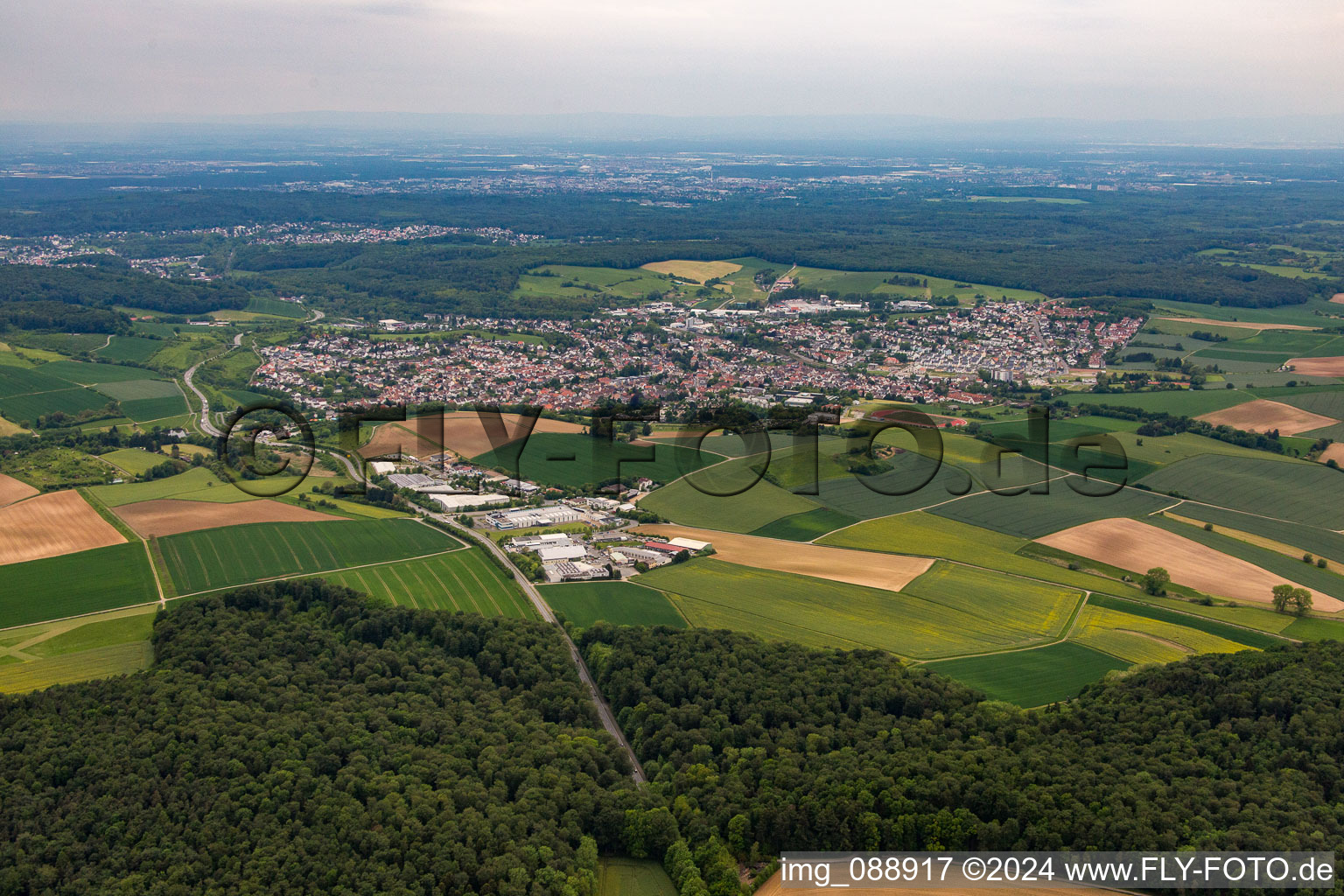 Vue aérienne de Du sud-est à Ober-Ramstadt dans le département Hesse, Allemagne