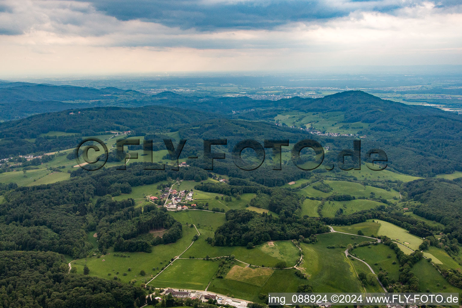 Vue aérienne de Vue de Melibokus à le quartier Ober-Beerbach in Seeheim-Jugenheim dans le département Hesse, Allemagne