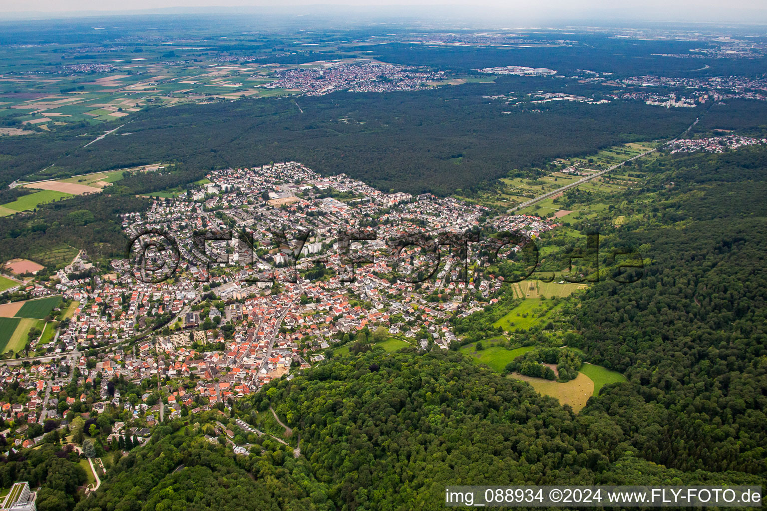 Vue aérienne de Du sud-est à le quartier Seeheim in Seeheim-Jugenheim dans le département Hesse, Allemagne