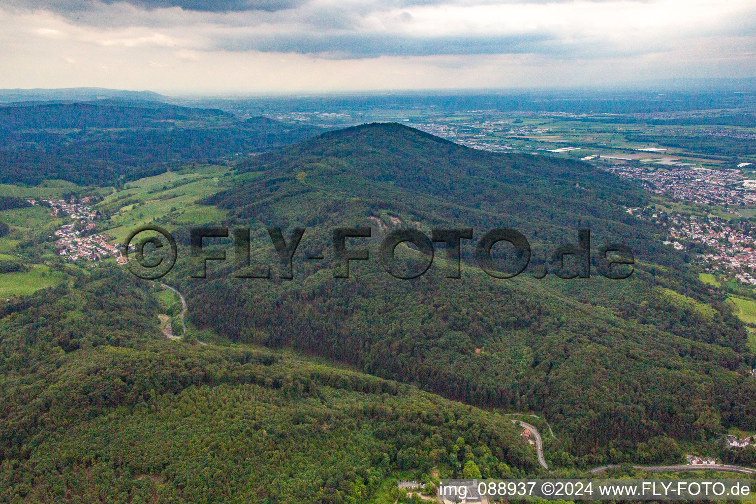 Vue aérienne de Melibokus du nord à le quartier Alsbach in Alsbach-Hähnlein dans le département Hesse, Allemagne