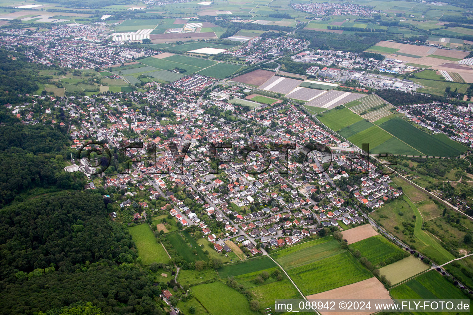 Quartier Jugenheim an der Bergstrasse in Seeheim-Jugenheim dans le département Hesse, Allemagne du point de vue du drone