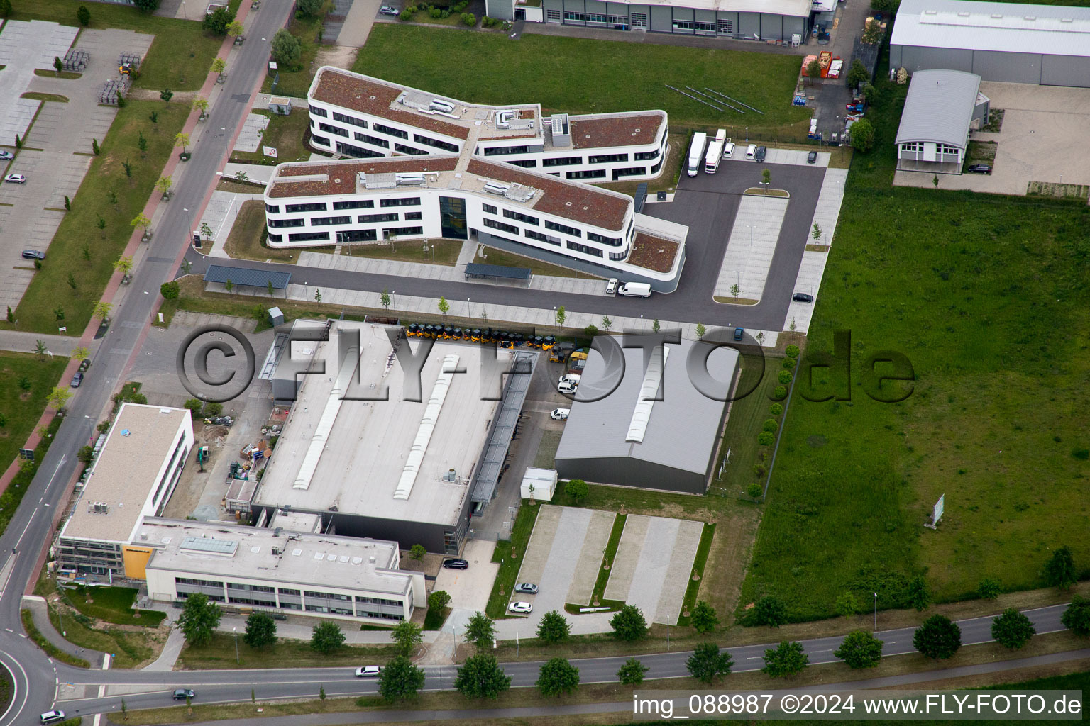 Vue aérienne de Zone commerciale et implantation d'entreprise Centre de formation SAP à Bensheim dans le département Hesse, Allemagne