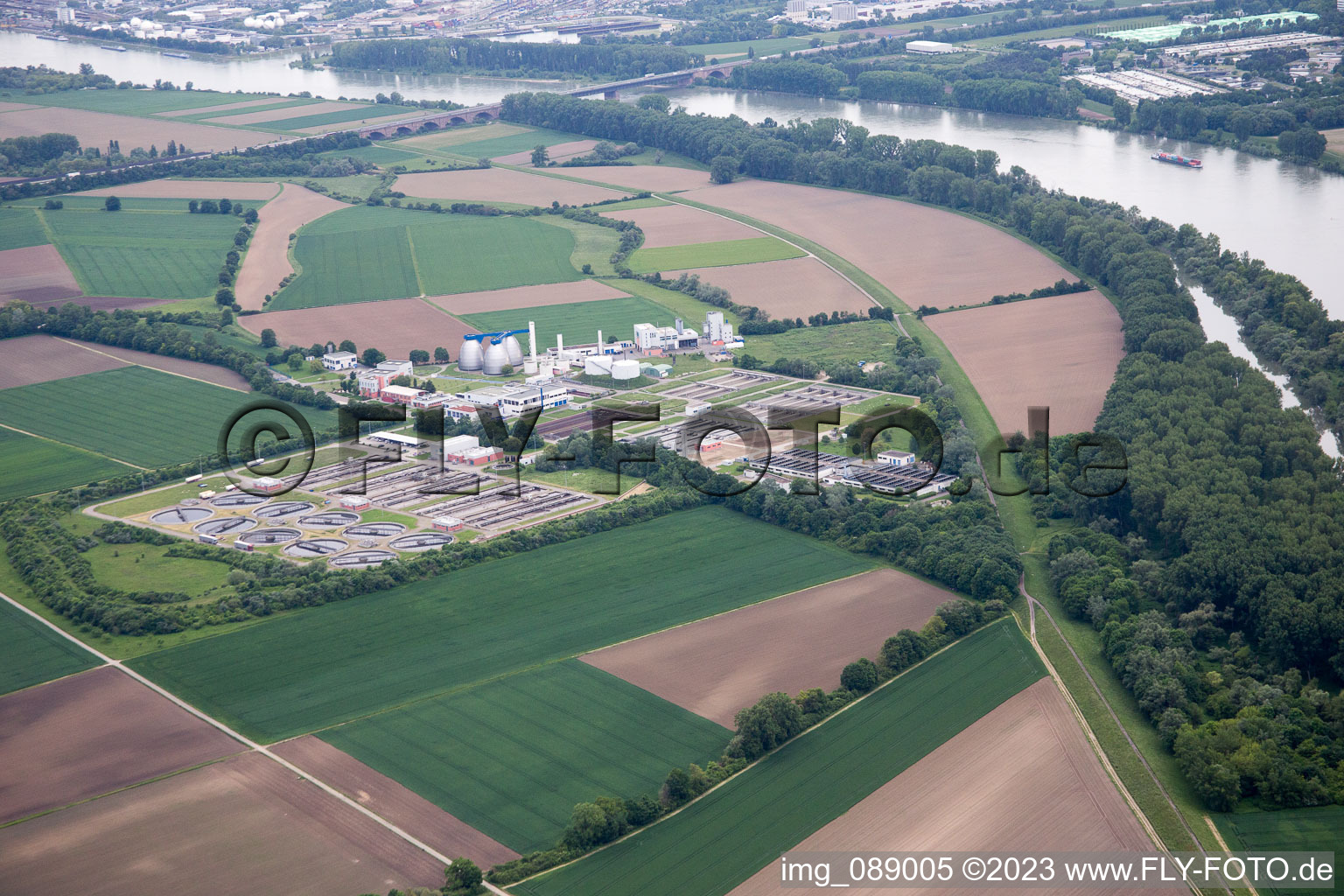 Vue aérienne de Station d'épuration à le quartier Sandhofen in Mannheim dans le département Bade-Wurtemberg, Allemagne