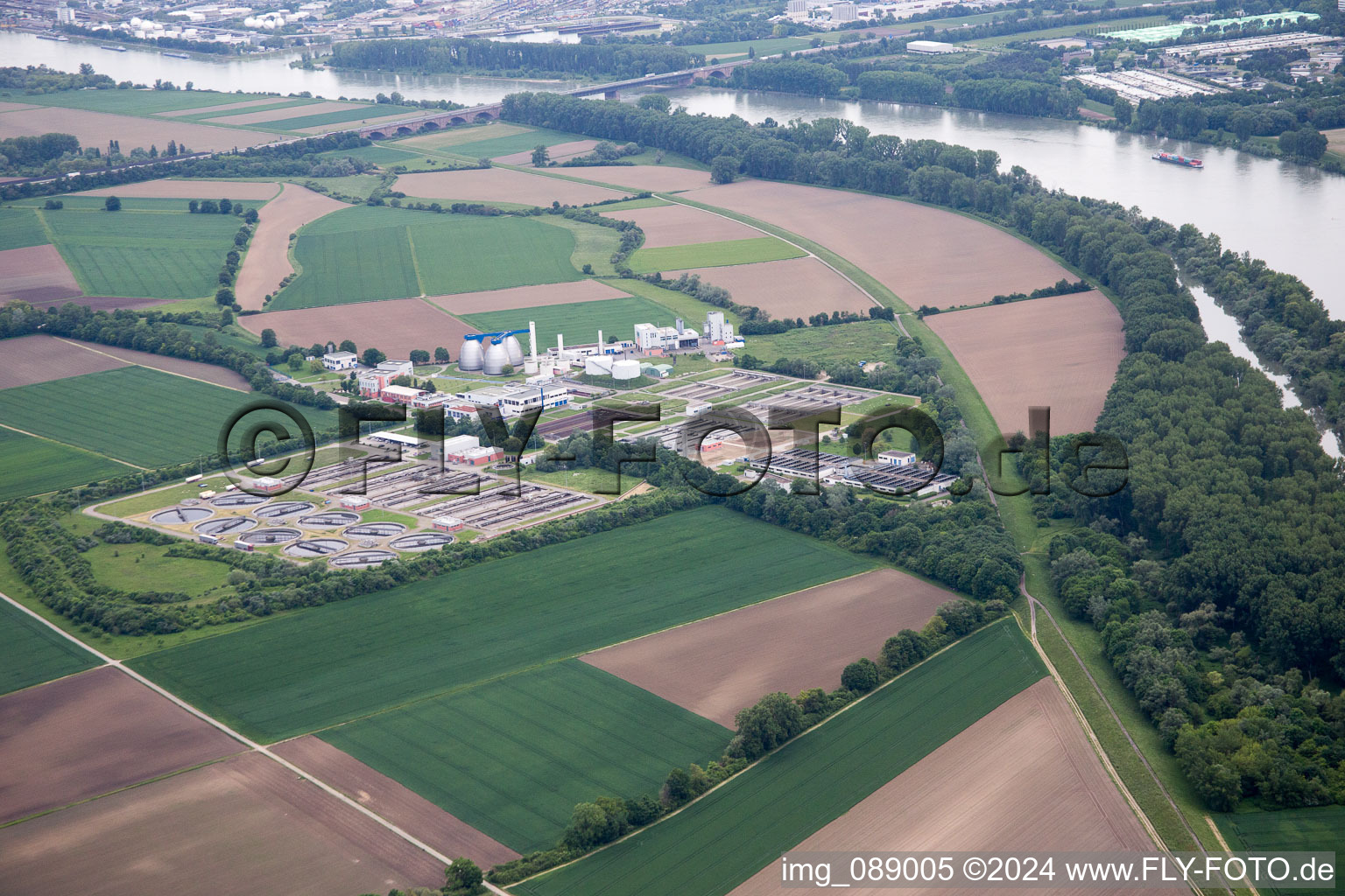 Vue aérienne de Usine de traitement des eaux usées à le quartier Sandhofen in Mannheim dans le département Bade-Wurtemberg, Allemagne