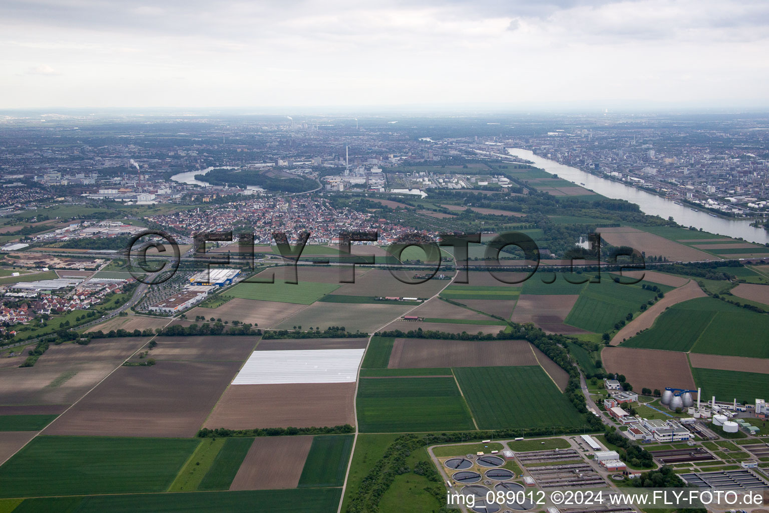 Vue aérienne de Usine de traitement des eaux usées à le quartier Sandhofen in Mannheim dans le département Bade-Wurtemberg, Allemagne