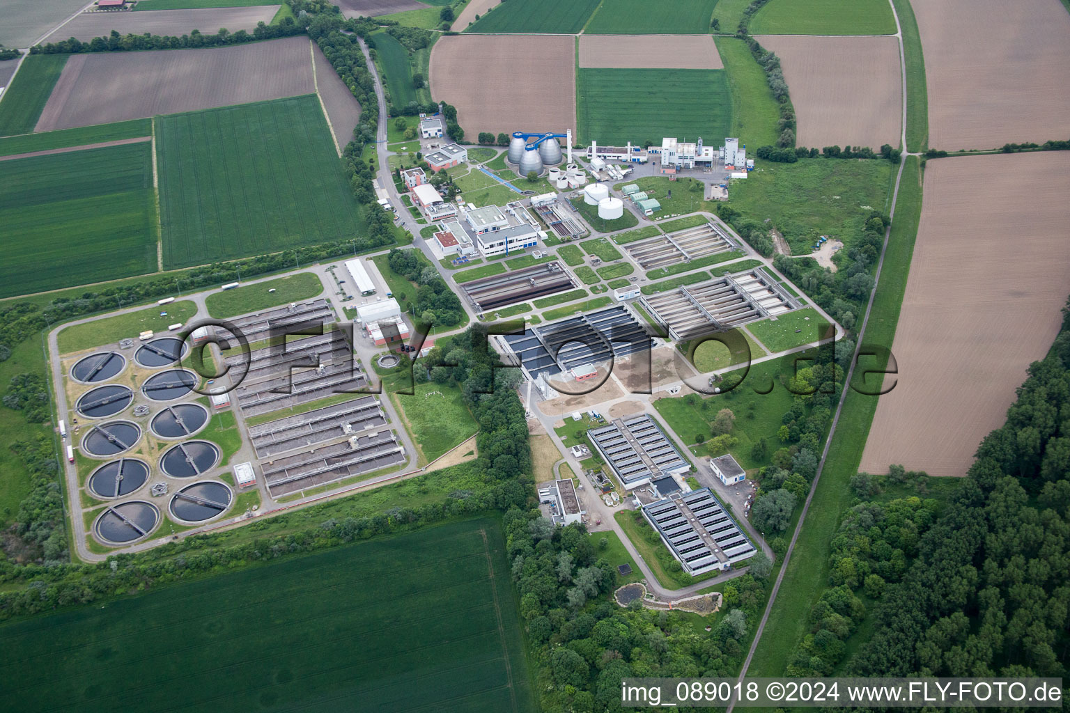 Vue aérienne de Usine de traitement des eaux usées de drainage urbain à le quartier Sandhofen in Mannheim dans le département Bade-Wurtemberg, Allemagne