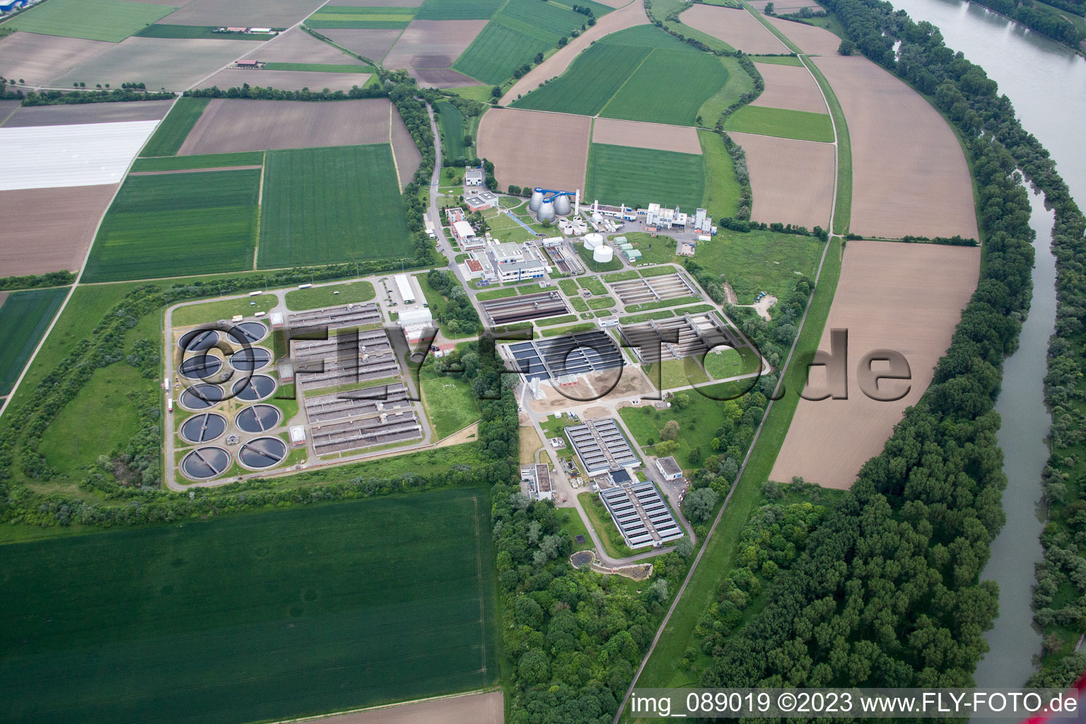 Vue aérienne de Usine de traitement des eaux usées de drainage urbain à le quartier Sandhofen in Mannheim dans le département Bade-Wurtemberg, Allemagne