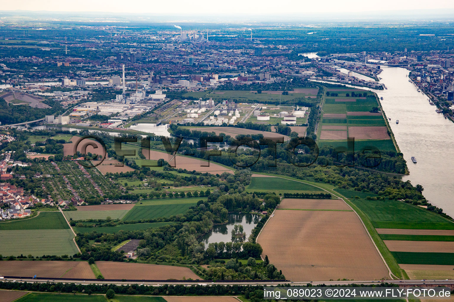 Vue aérienne de Île de Friesenheim à le quartier Neckarstadt-West in Mannheim dans le département Bade-Wurtemberg, Allemagne