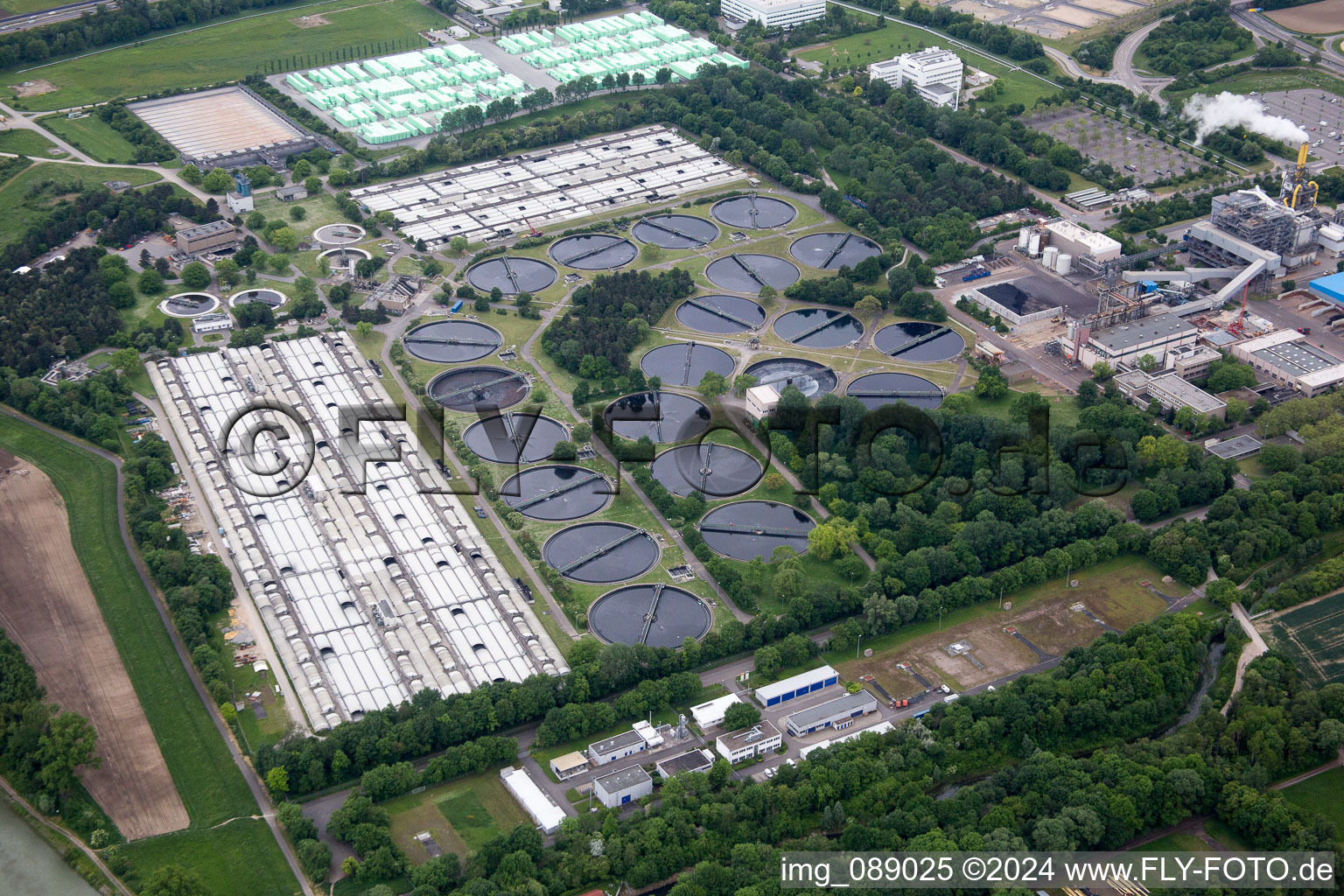 Photographie aérienne de Cuves de traitement des eaux usées et étapes de nettoyage pour le traitement des eaux usées de la station d'épuration BASF (Palatinat) à le quartier Mörsch in Frankenthal dans le département Rhénanie-Palatinat, Allemagne