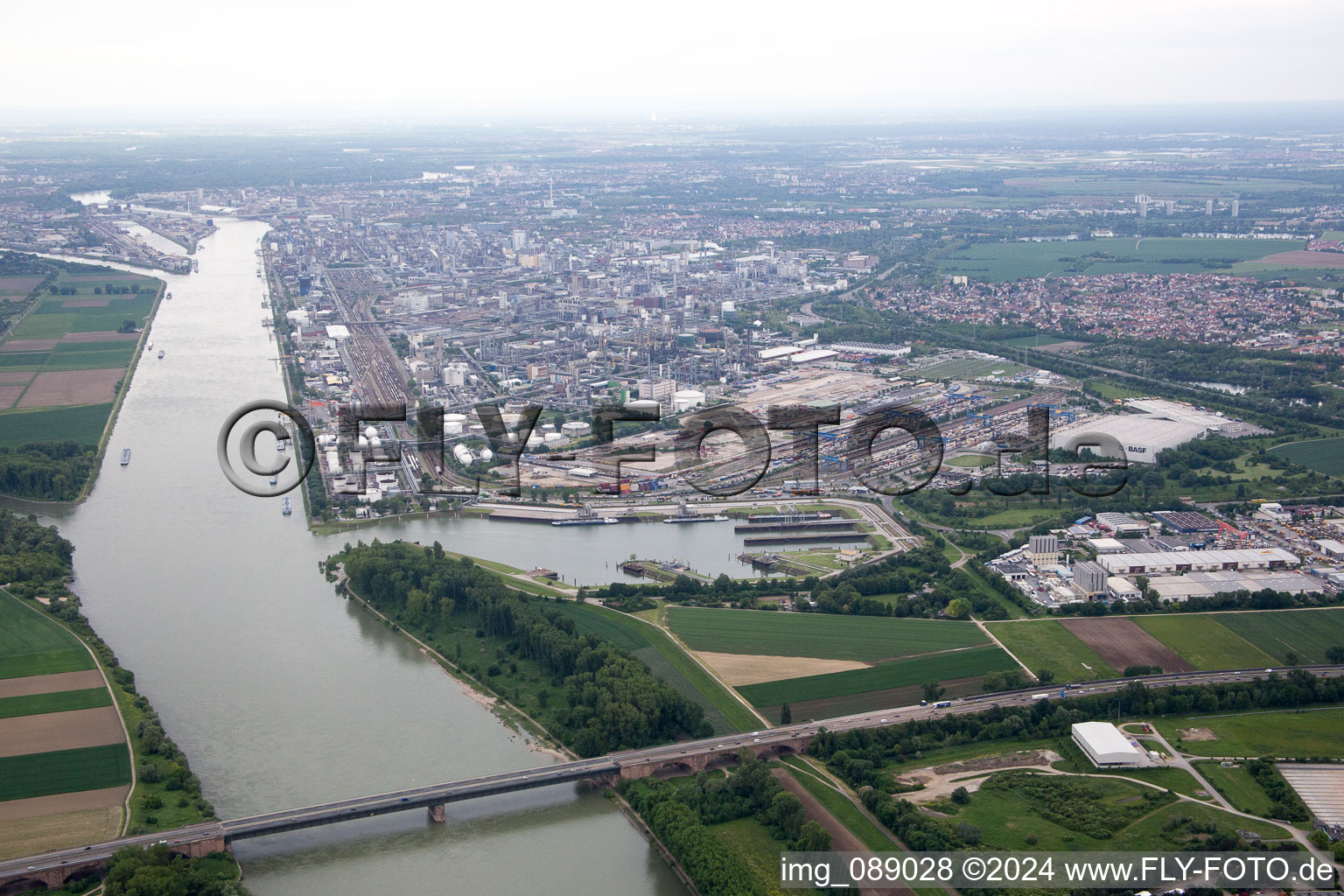 Quartier BASF in Ludwigshafen am Rhein dans le département Rhénanie-Palatinat, Allemagne d'en haut