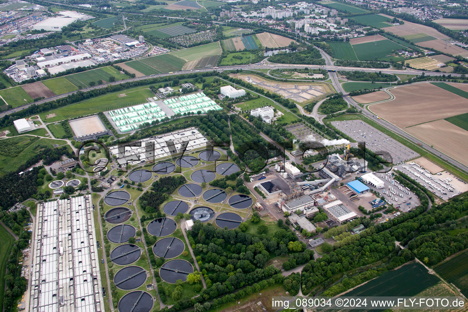 Enregistrement par drone de Station d'épuration BASF à le quartier Mörsch in Frankenthal dans le département Rhénanie-Palatinat, Allemagne