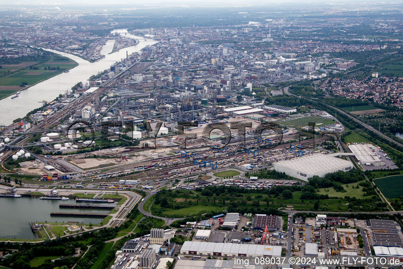 Quartier BASF in Ludwigshafen am Rhein dans le département Rhénanie-Palatinat, Allemagne hors des airs