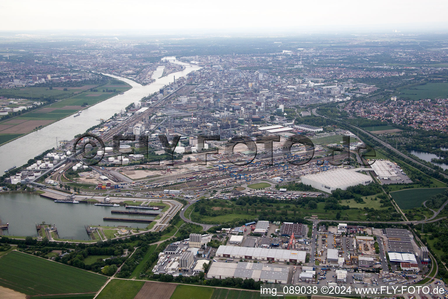 Quartier BASF in Ludwigshafen am Rhein dans le département Rhénanie-Palatinat, Allemagne vue d'en haut