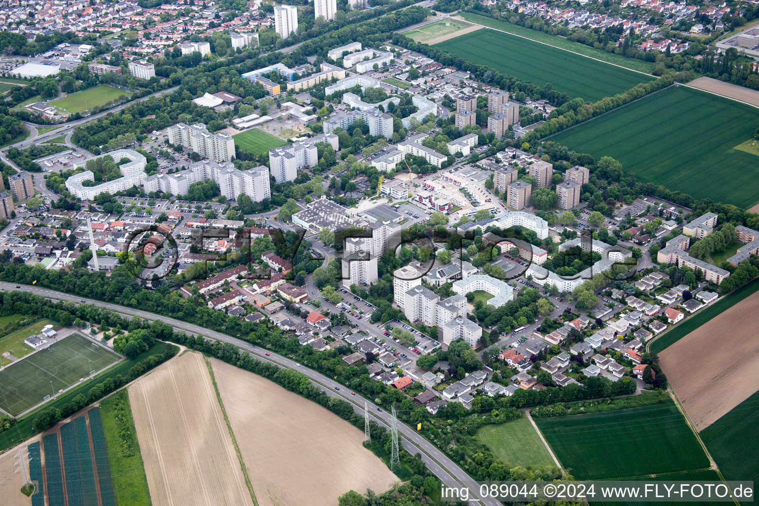 Vue aérienne de Ensemble taille haute sur le Ring de Londres à le quartier Pfingstweide in Ludwigshafen am Rhein dans le département Rhénanie-Palatinat, Allemagne