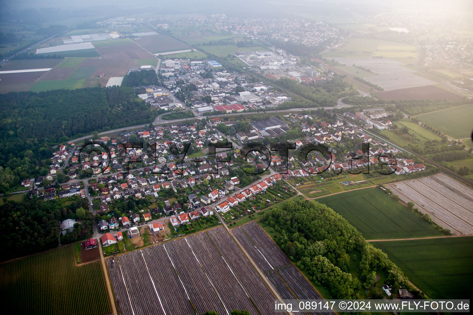 Vue aérienne de Zone industrielle de prairie de sable à Alsbach-Hähnlein dans le département Hesse, Allemagne