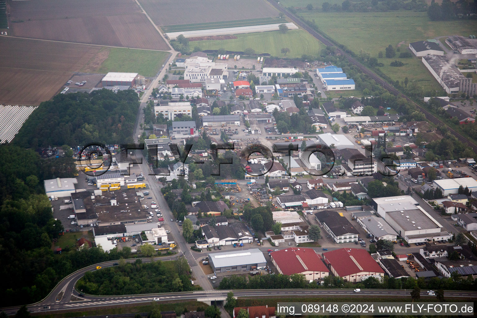 Vue aérienne de Zone industrielle de prairie de sable à Alsbach-Hähnlein dans le département Hesse, Allemagne