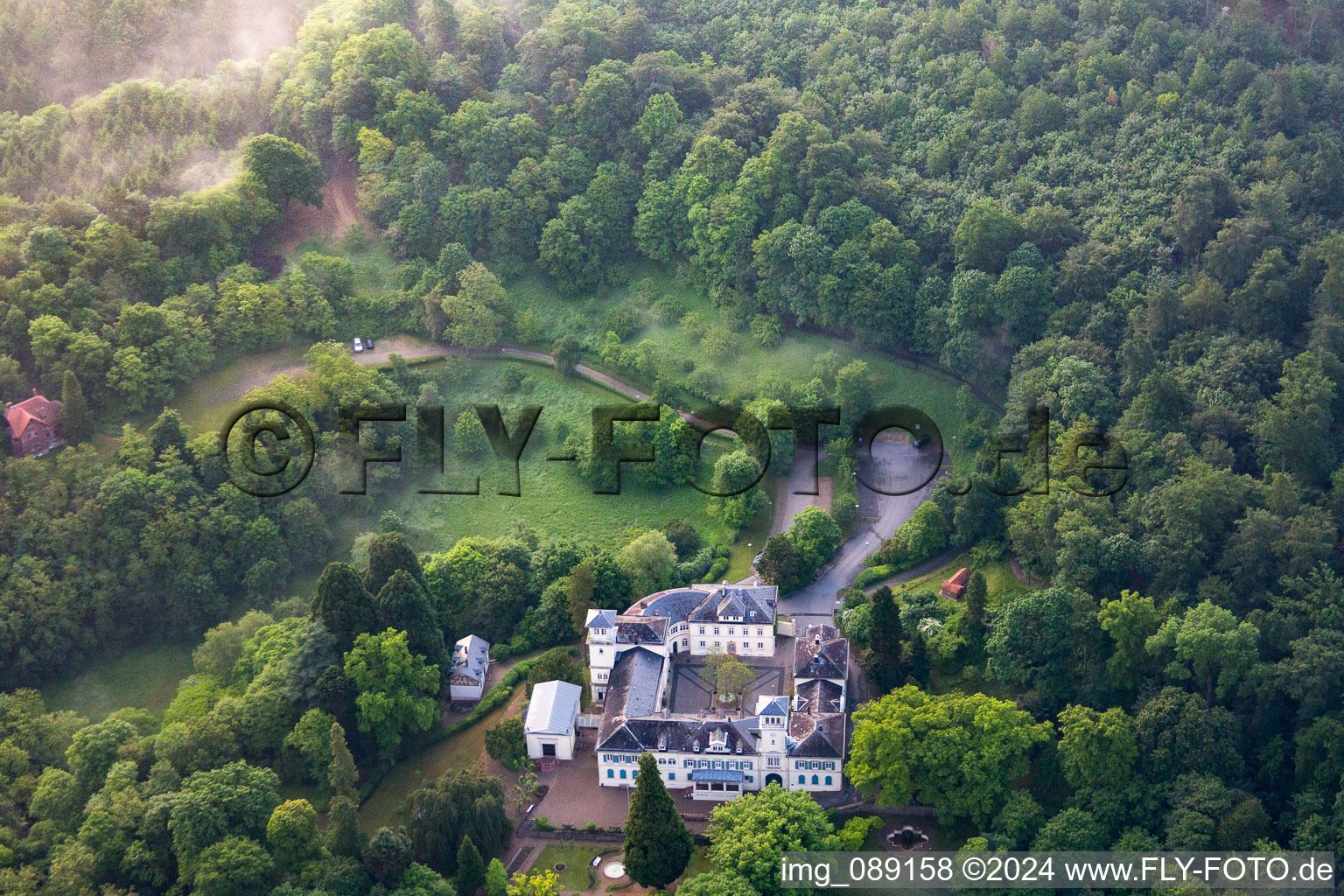 Vue aérienne de Fondation du château de Heiligenberg à Seeheim-Jugenheim dans le département Hesse, Allemagne