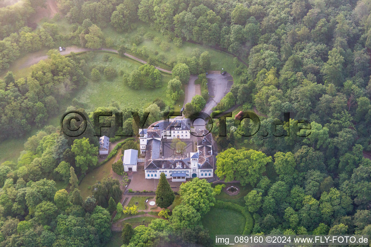 Photographie aérienne de Fondation du château de Heiligenberg à Seeheim-Jugenheim dans le département Hesse, Allemagne