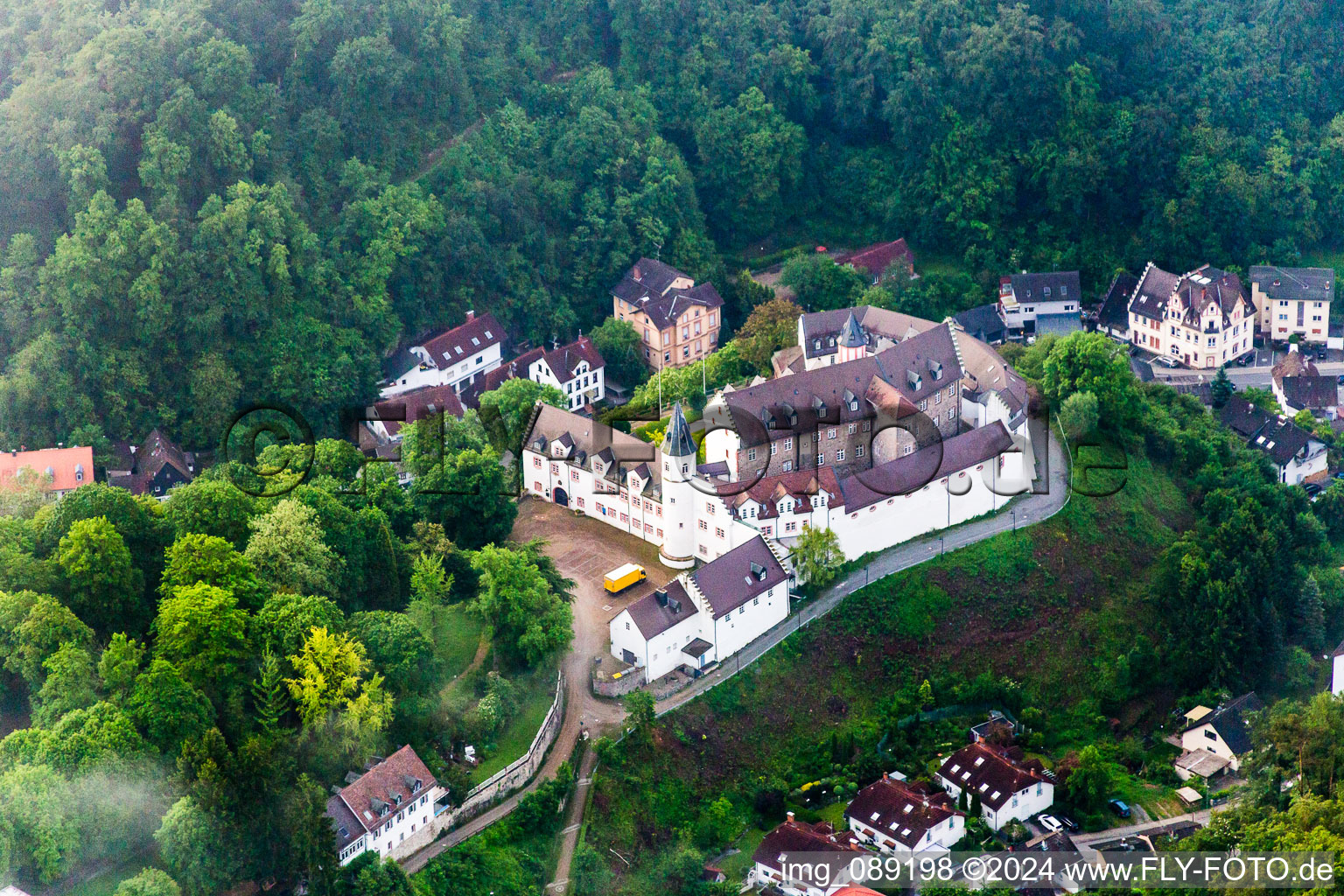 Vue aérienne de Parc du château Schönberg à le quartier Schönberg in Bensheim dans le département Hesse, Allemagne