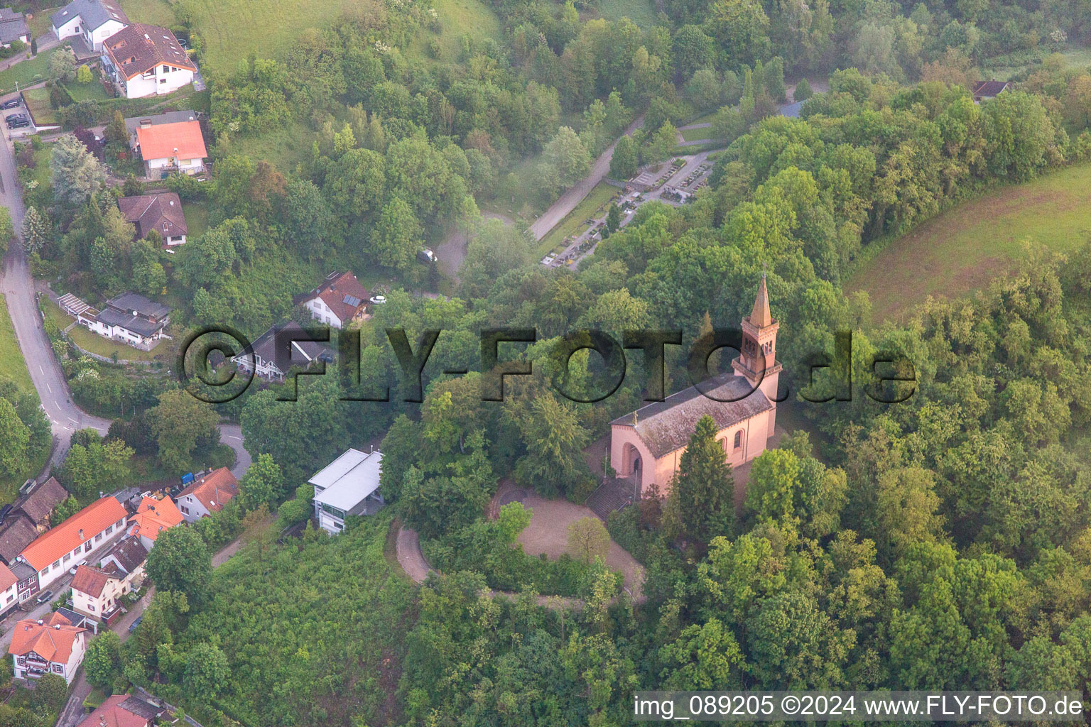 Vue aérienne de Église Sainte-Marie à le quartier Schönberg in Bensheim dans le département Hesse, Allemagne