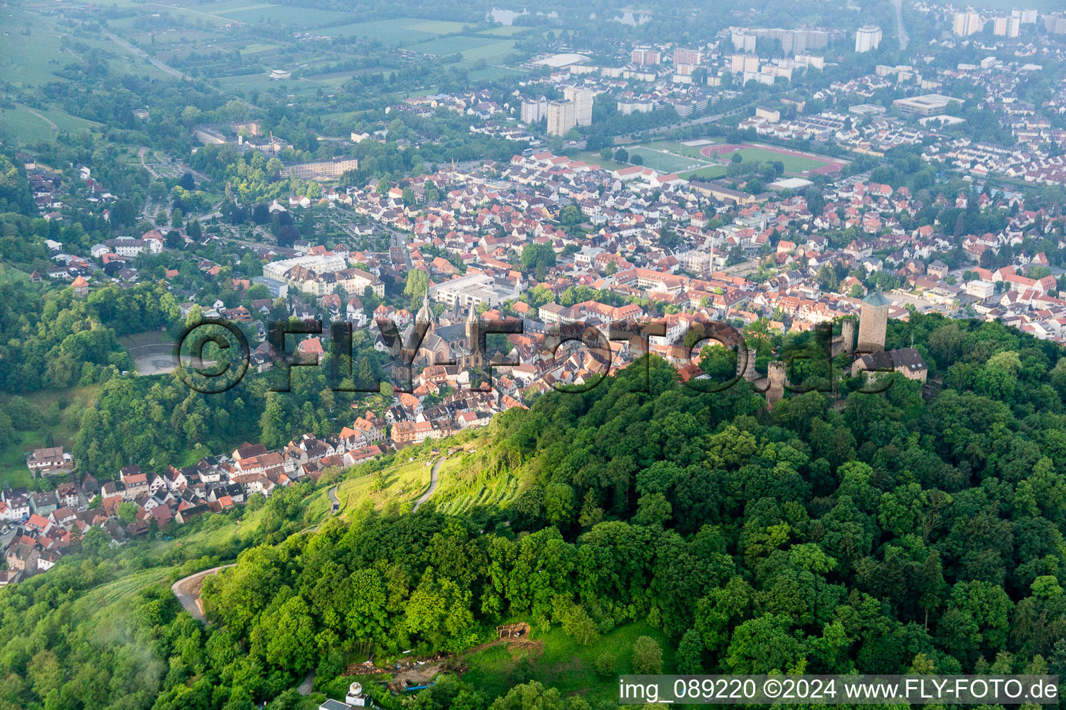 Vue aérienne de Ruines et vestiges des murs de l'ancien complexe du château et forteresse de Starkenburg (Bergstrasse) à le quartier Unter-Hambach in Heppenheim dans le département Hesse, Allemagne