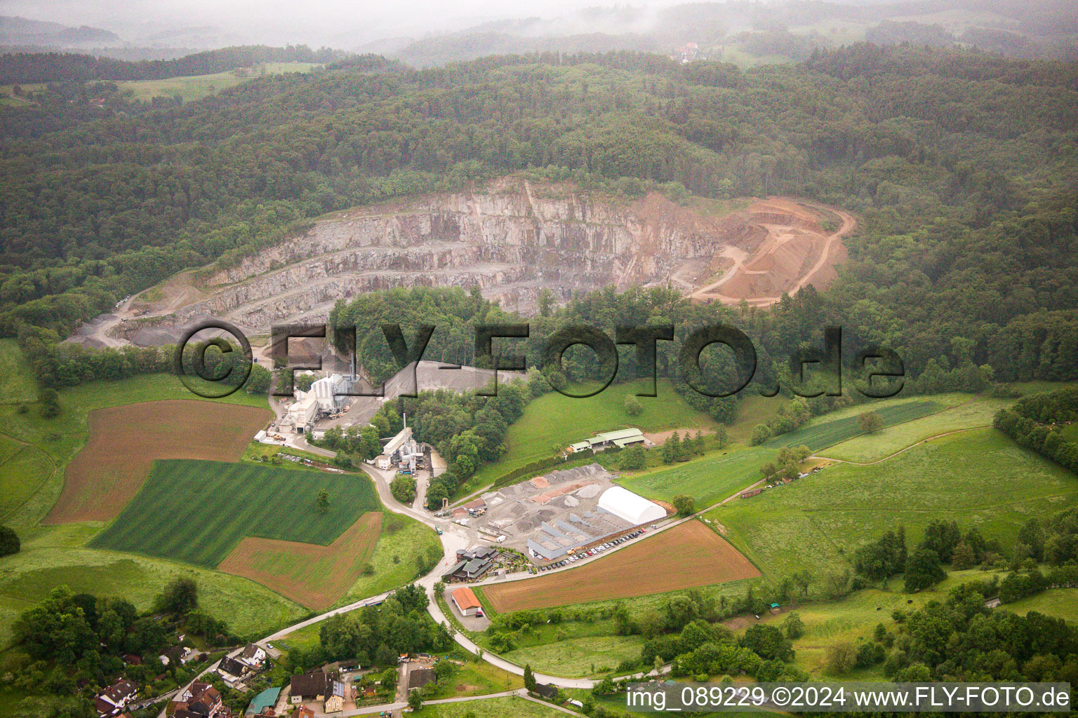 Vue aérienne de Carrière à Sonderbach dans le département Hesse, Allemagne