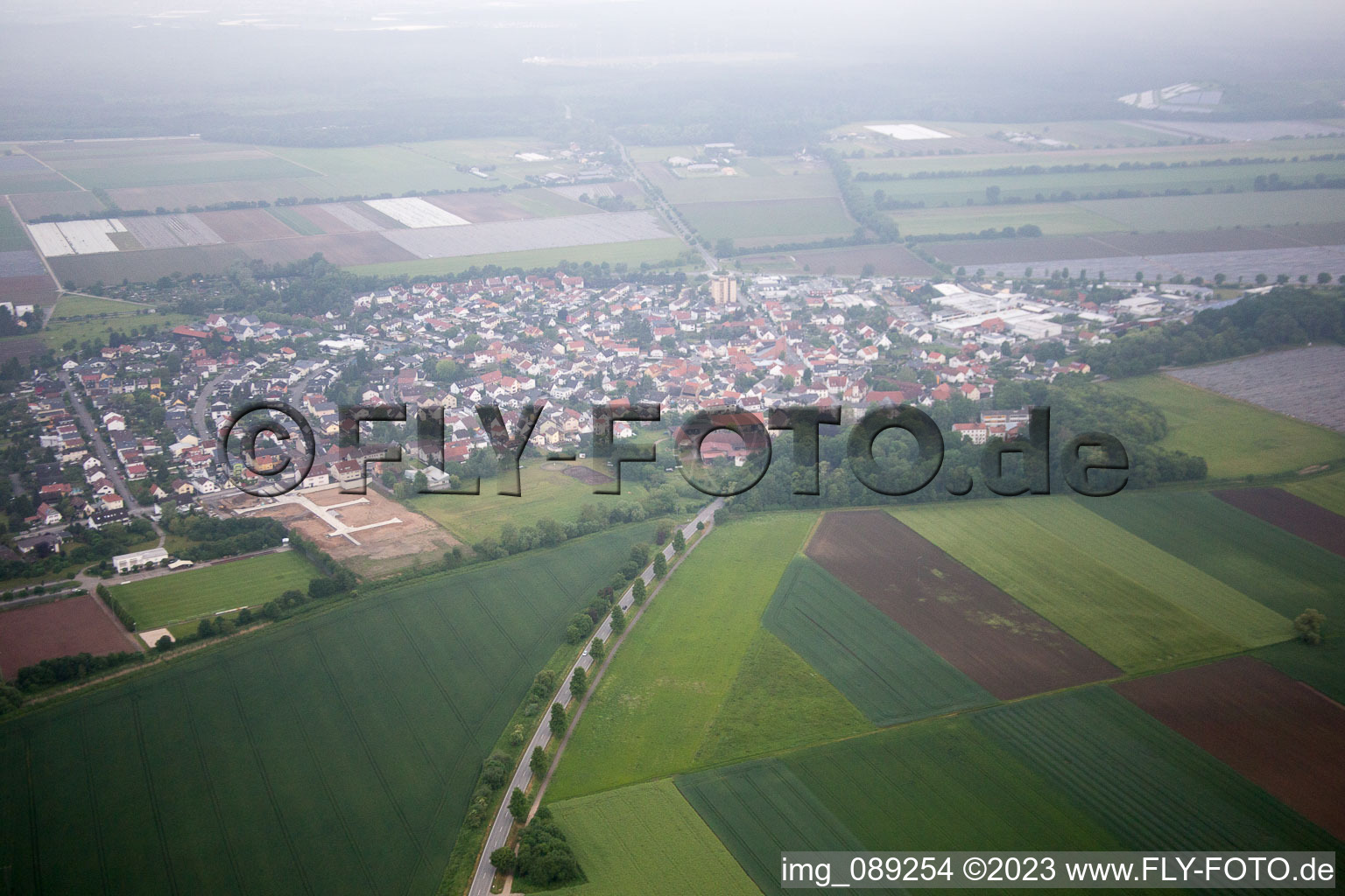 Hüttenfeld dans le département Hesse, Allemagne du point de vue du drone