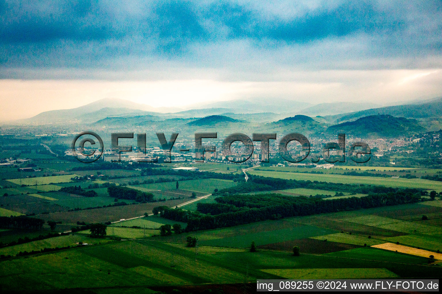 Vue aérienne de Paysage forestier et montagneux dans la brume matinale au bord de l'Odenwald de Hesse (route de montagne) à Heppenheim dans le département Hesse, Allemagne