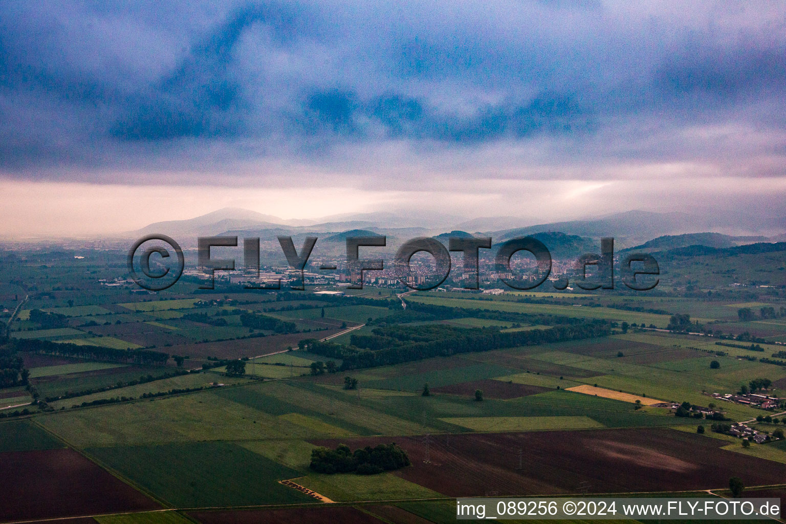 Vue aérienne de Montagnes au bord de l'Odenwald dans la brume matinale à Heppenheim dans le département Hesse, Allemagne