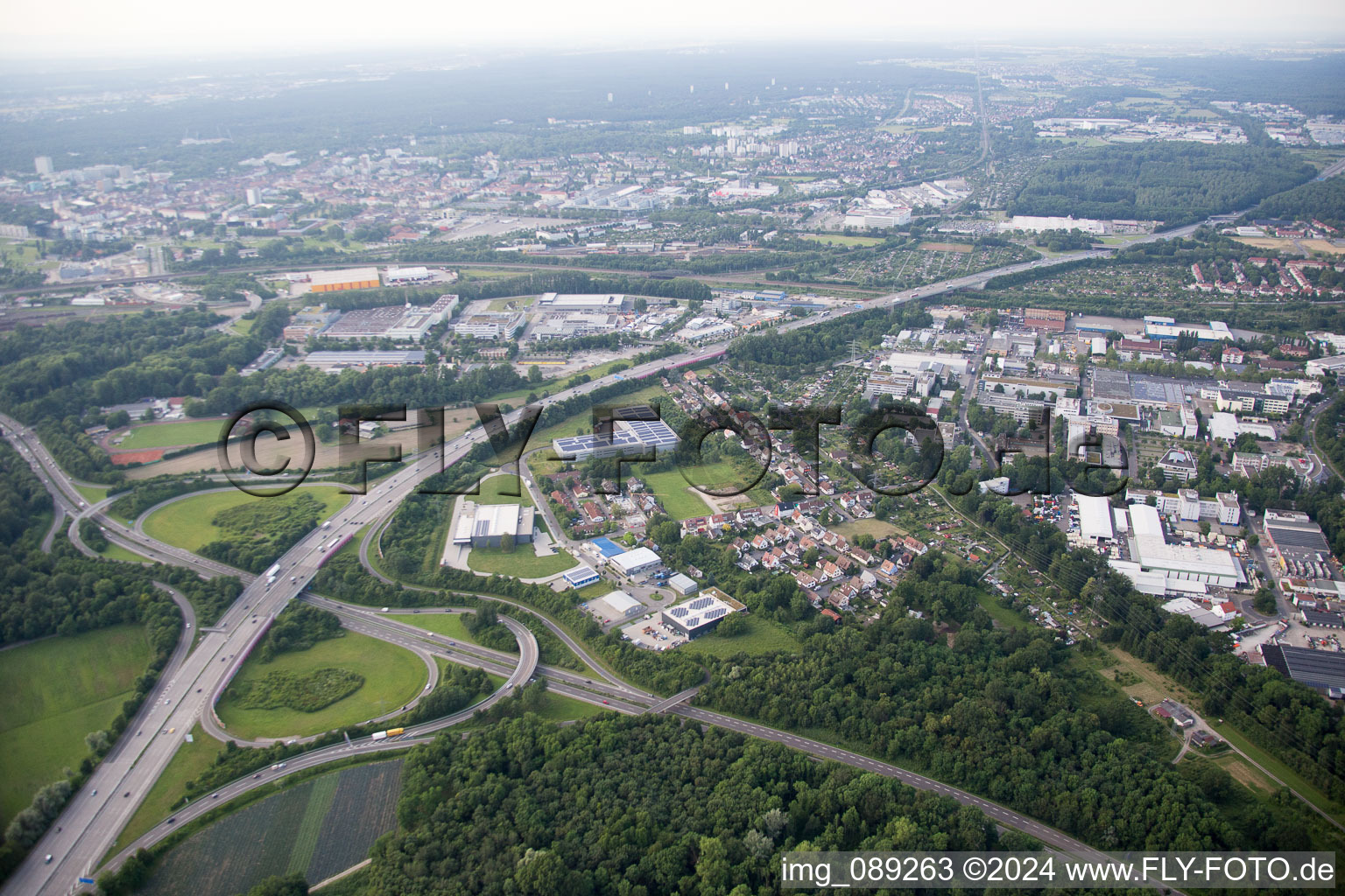 Vue aérienne de Triangle de Karlsruhe A8/A5 à le quartier Durlach in Karlsruhe dans le département Bade-Wurtemberg, Allemagne