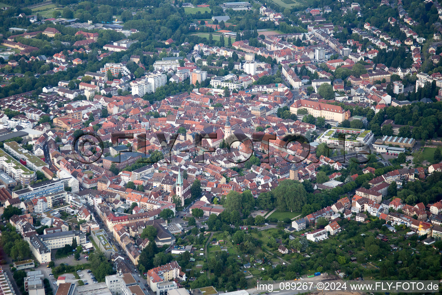 Vue aérienne de Vieille ville et centre-ville à le quartier Durlach in Karlsruhe dans le département Bade-Wurtemberg, Allemagne