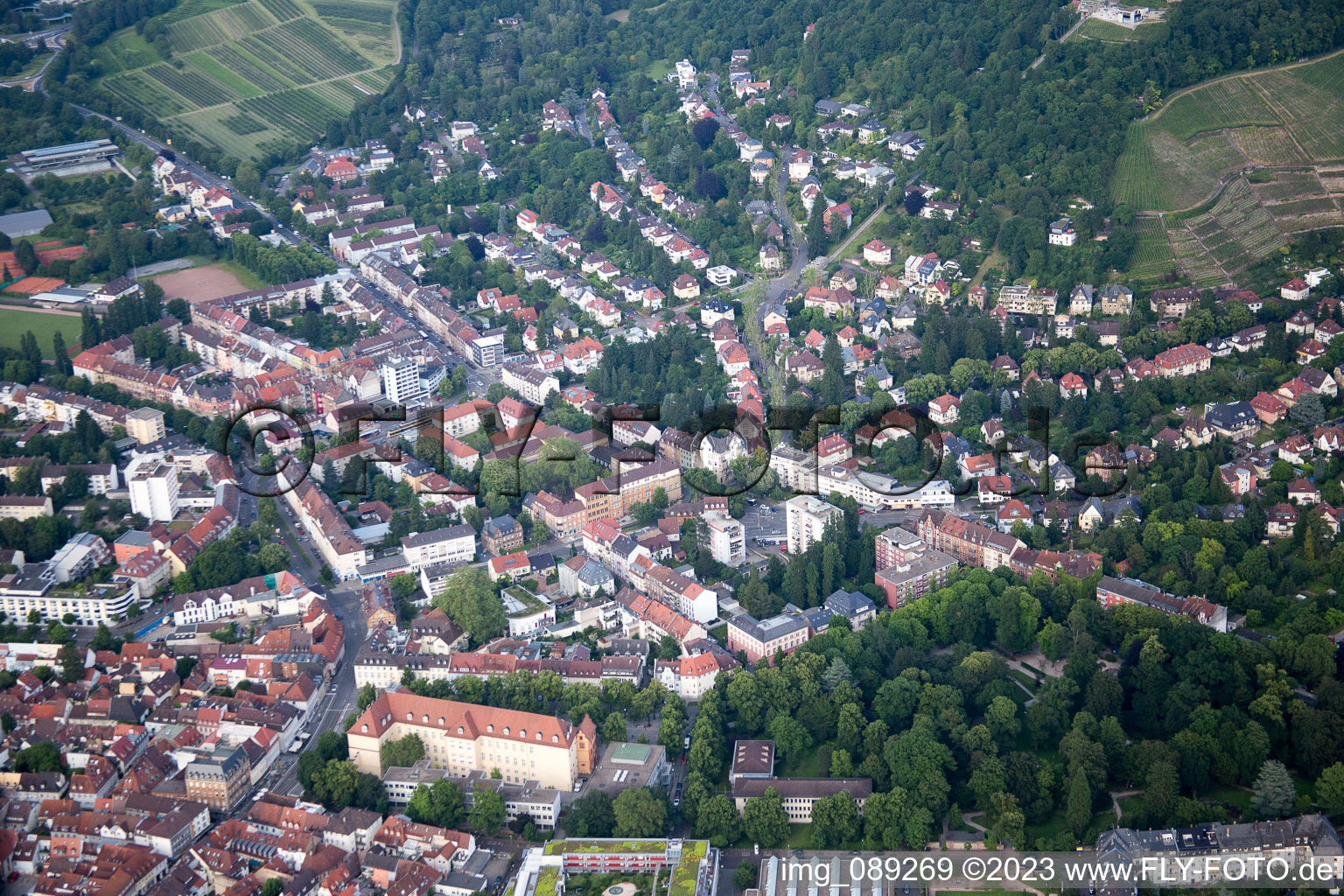 Vue aérienne de Montagne de la Tour à le quartier Durlach in Karlsruhe dans le département Bade-Wurtemberg, Allemagne