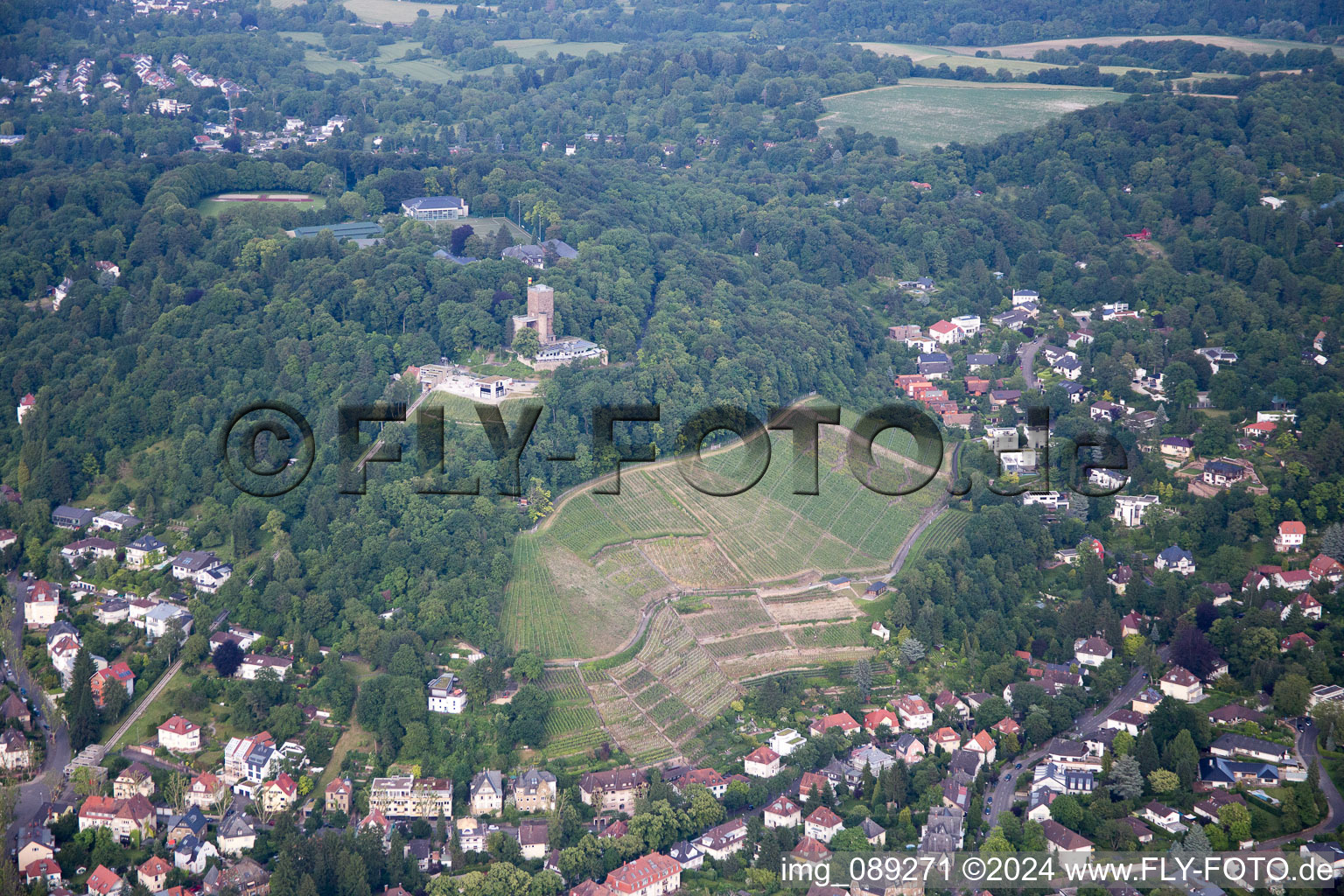 Vue aérienne de Montagne de la Tour à le quartier Durlach in Karlsruhe dans le département Bade-Wurtemberg, Allemagne