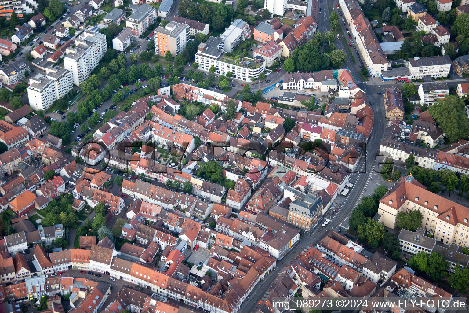 Vue aérienne de Vieille ville et centre-ville à le quartier Durlach in Karlsruhe dans le département Bade-Wurtemberg, Allemagne