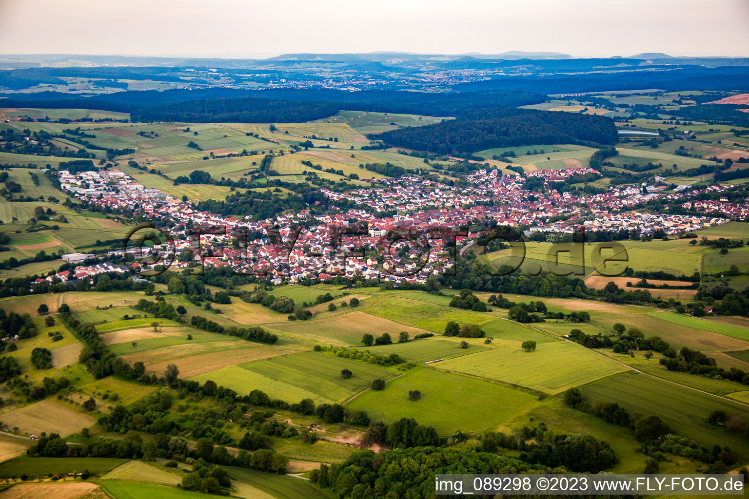Vue aérienne de De l'ouest à le quartier Jöhlingen in Walzbachtal dans le département Bade-Wurtemberg, Allemagne