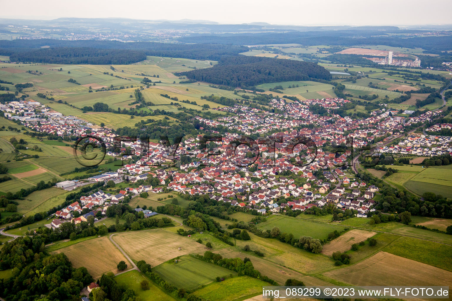 Vue aérienne de De l'ouest à le quartier Jöhlingen in Walzbachtal dans le département Bade-Wurtemberg, Allemagne