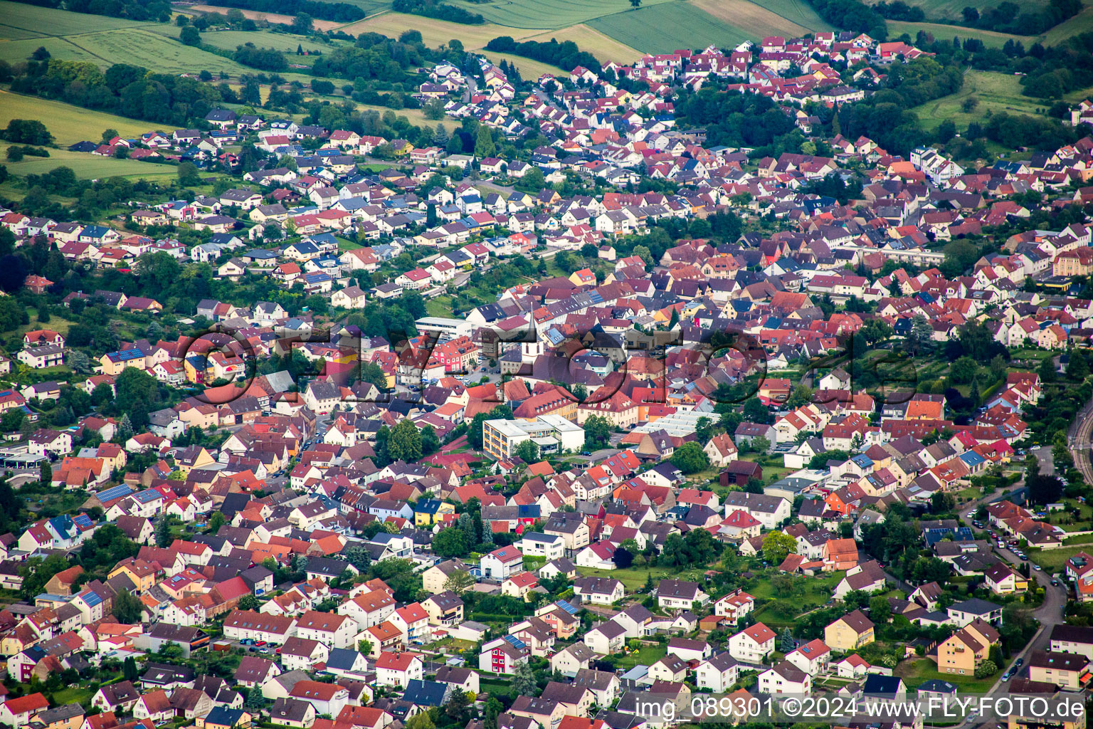 Vue aérienne de Vue des rues et des maisons des quartiers résidentiels à le quartier Jöhlingen in Walzbachtal dans le département Bade-Wurtemberg, Allemagne