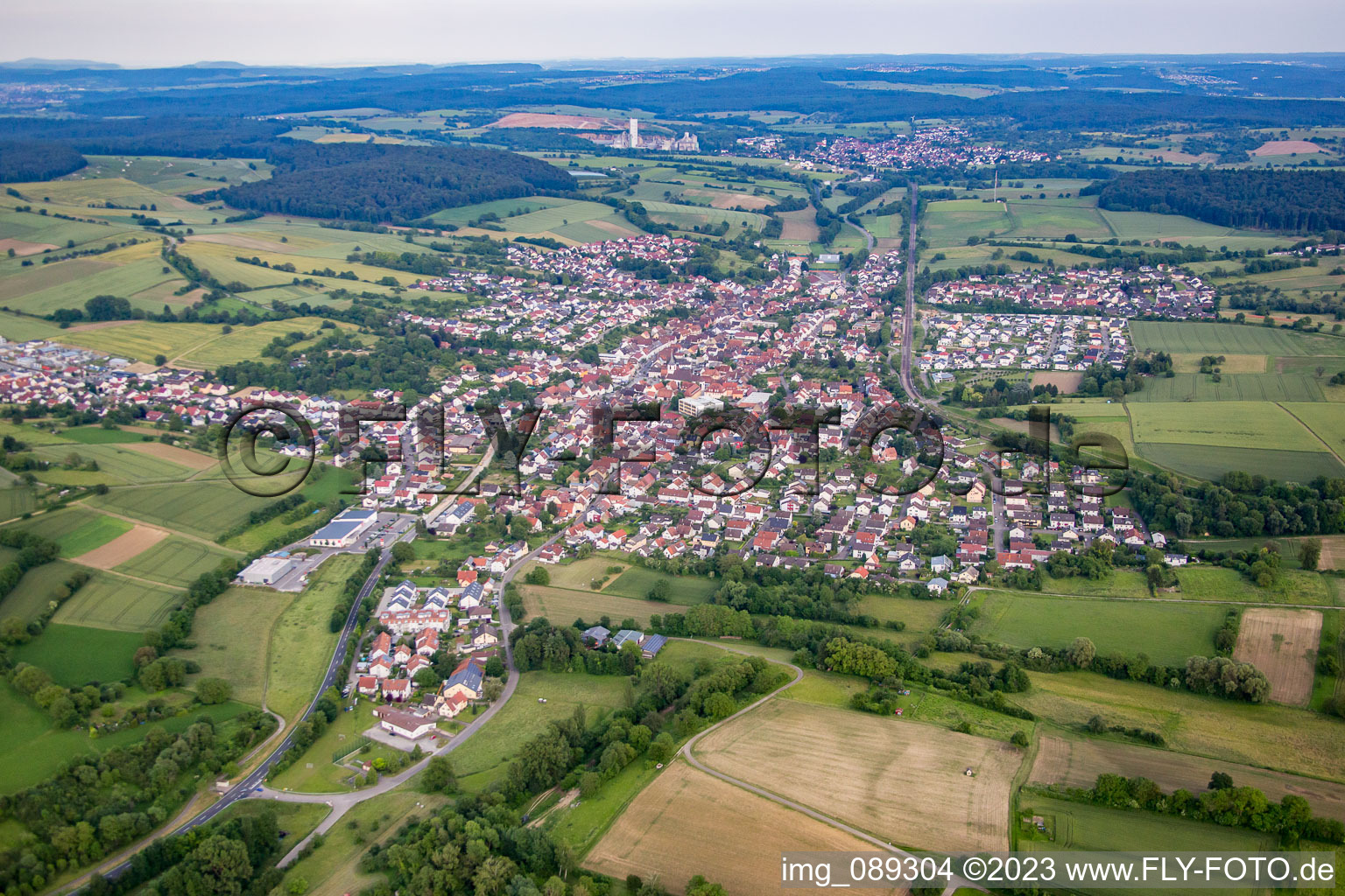 Vue oblique de De l'ouest à le quartier Jöhlingen in Walzbachtal dans le département Bade-Wurtemberg, Allemagne