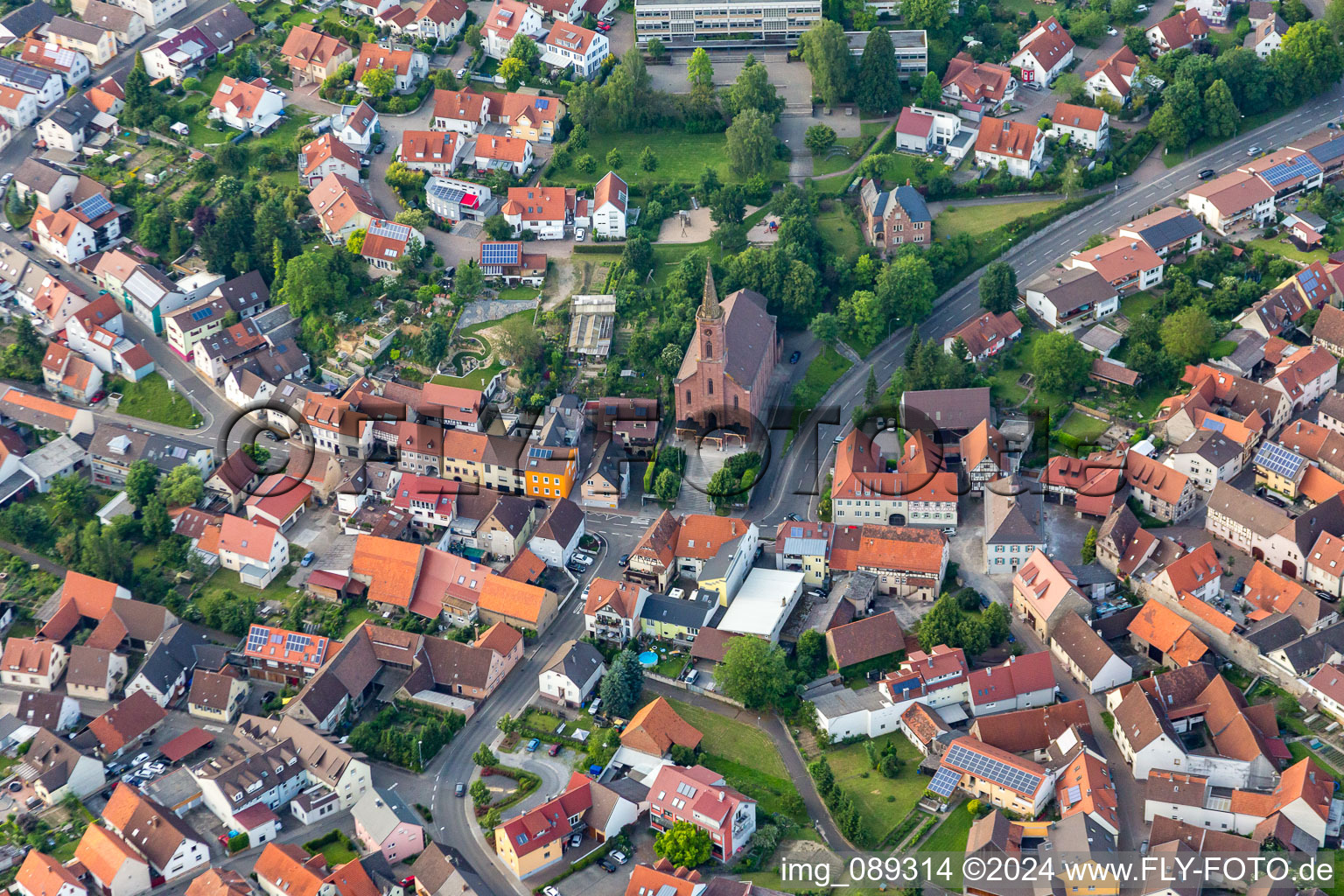 Vue aérienne de Communauté catholique du centre historique du centre-ville à le quartier Obergrombach in Bruchsal dans le département Bade-Wurtemberg, Allemagne