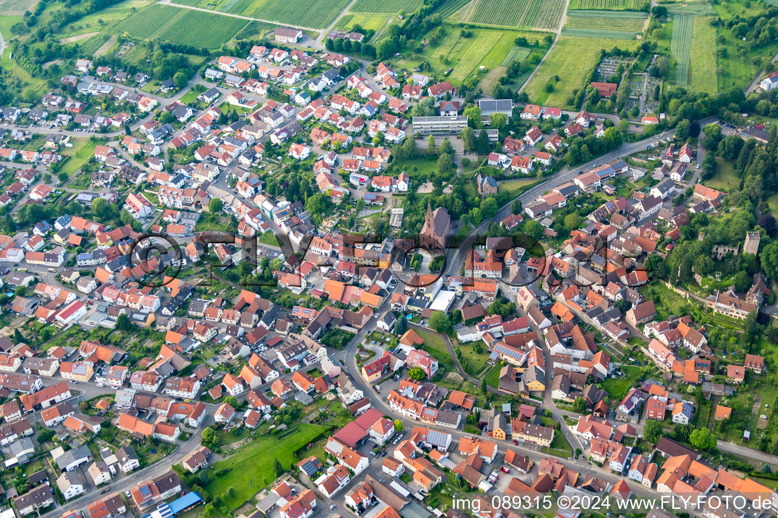 Vue aérienne de Vue des rues et des maisons des quartiers résidentiels à le quartier Obergrombach in Bruchsal dans le département Bade-Wurtemberg, Allemagne